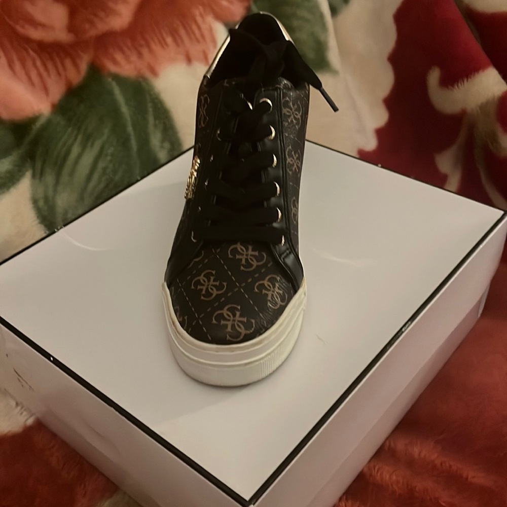 Brand new shoes size 6 kid